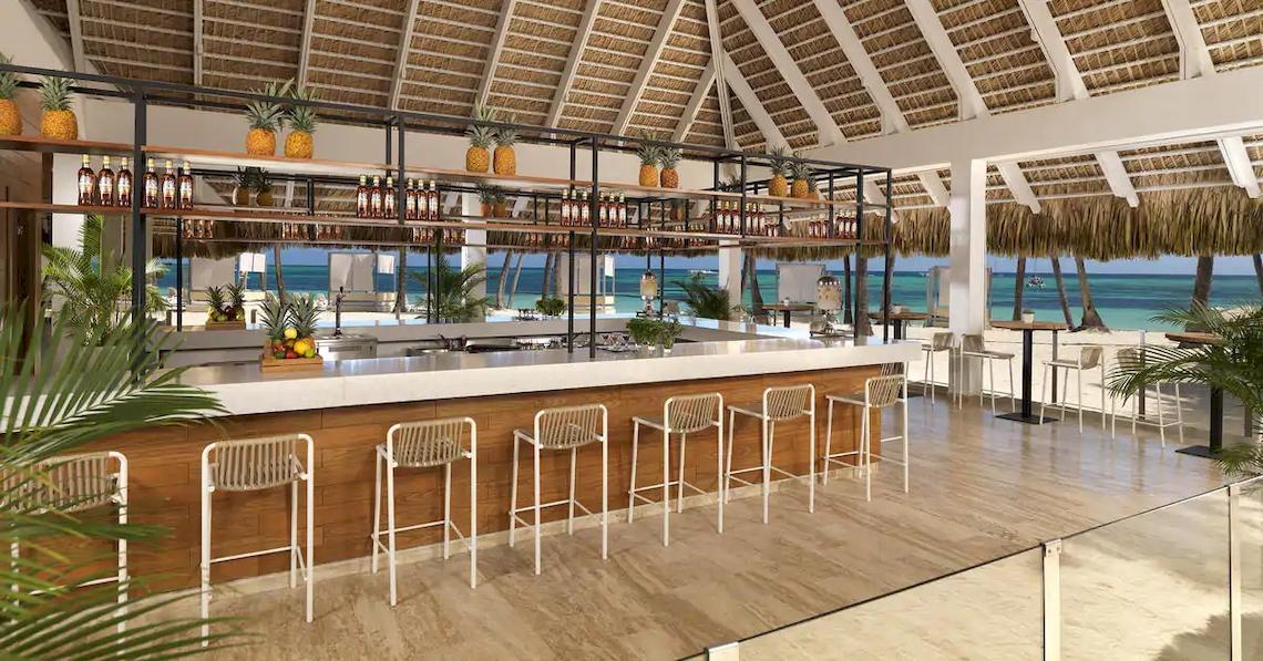 Bar im Melia Caribe Beach Resort mit Blick auf den Ozean und tropischen Dekorationen.