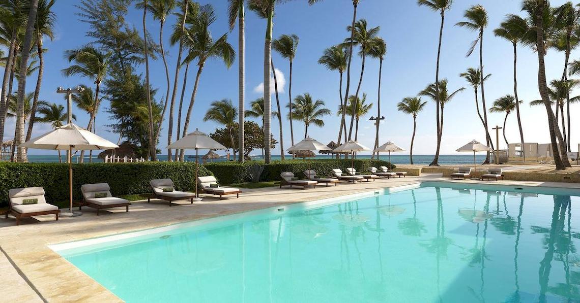 Poolbereich des Melia Caribe Beach Resorts mit Liegestühlen und Sonnenschirmen