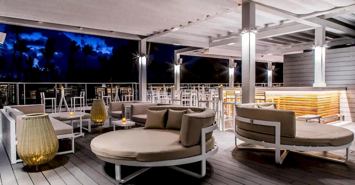 Terrasse des Melia Caribe Beach Resorts mit Möbeln und Beleuchtung bei Nacht