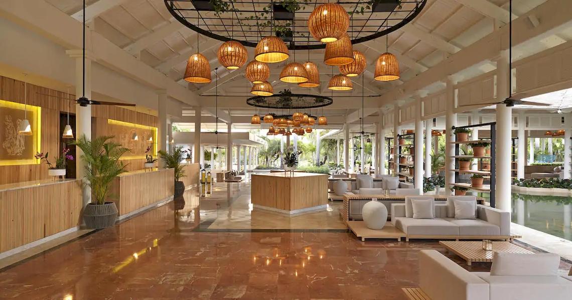 Empfangsbereich des Melia Caribe Beach Resort mit großen Lampen und Sofas.