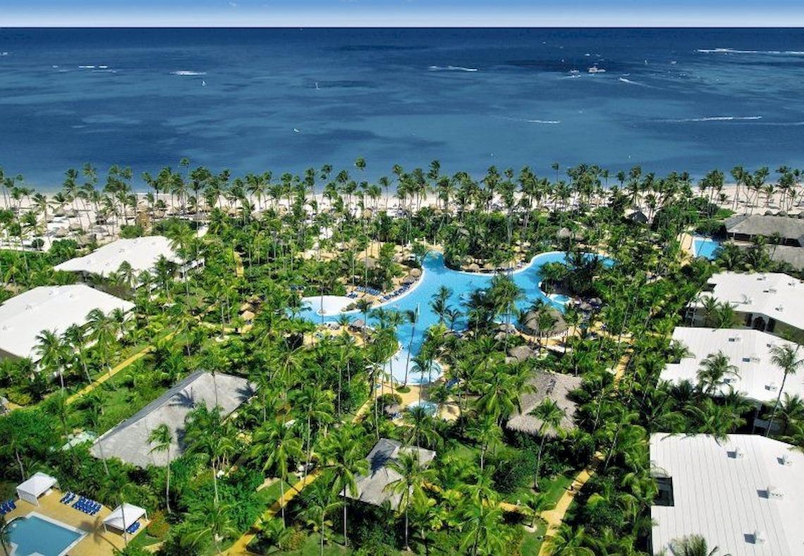 Luftaufnahme des Melia Caribe Strand Resorts mit Pool und Palmen