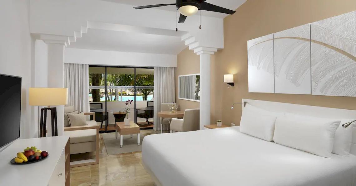 Innenansicht eines Zimmers im Melia Caribe Beach Resort mit Poolblick
