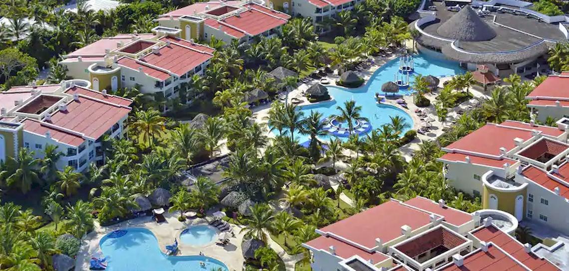 Luftaufnahme des Melia Caribe Beach Resorts mit Swimmingpools, roten Dächern und tropischen Bäumen