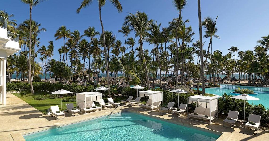 Poolbereich des Melia Caribe Beach Resorts mit Liegest ühlen und Sonnenschirmen