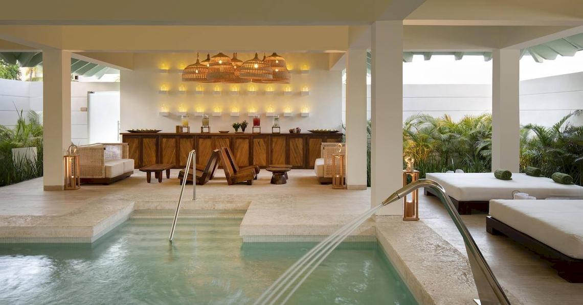 Poolbereich im Melia Caribe Beach Resort mit Loungebereich und Wasserfontäne.