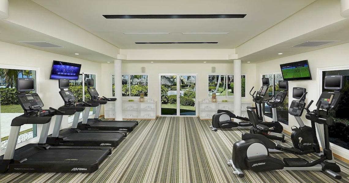 Fitnesscenter im Melia Caribe Beach Resort mit Laufbändern und anderen Geräten