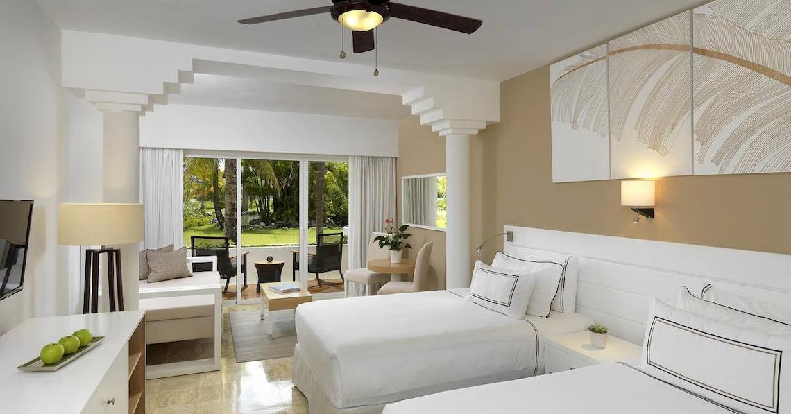 Doppelzimmer im Melia Caribe Beach Resort mit Blick auf einen Garten.
