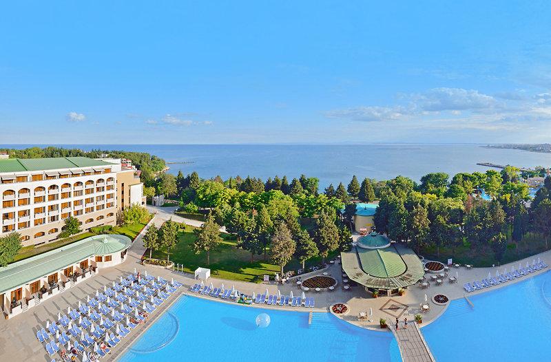 Luftaufnahme des Sol Nessebar Palace All Inclusive Hotels mit Pool und Liegestühlen