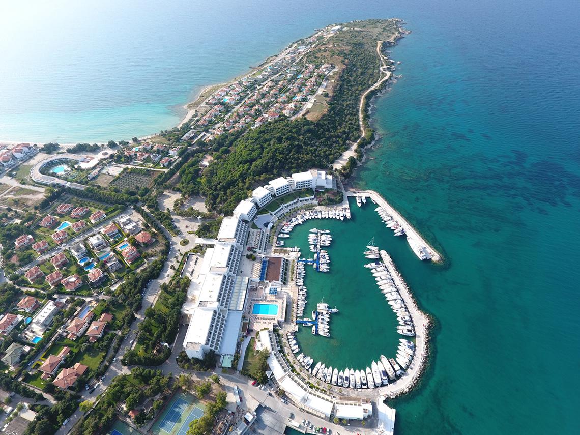 Luftaufnahme des Altin Yunus Hotel & Spa mit Marina, Swimmingpool und umliegender Landschaft.