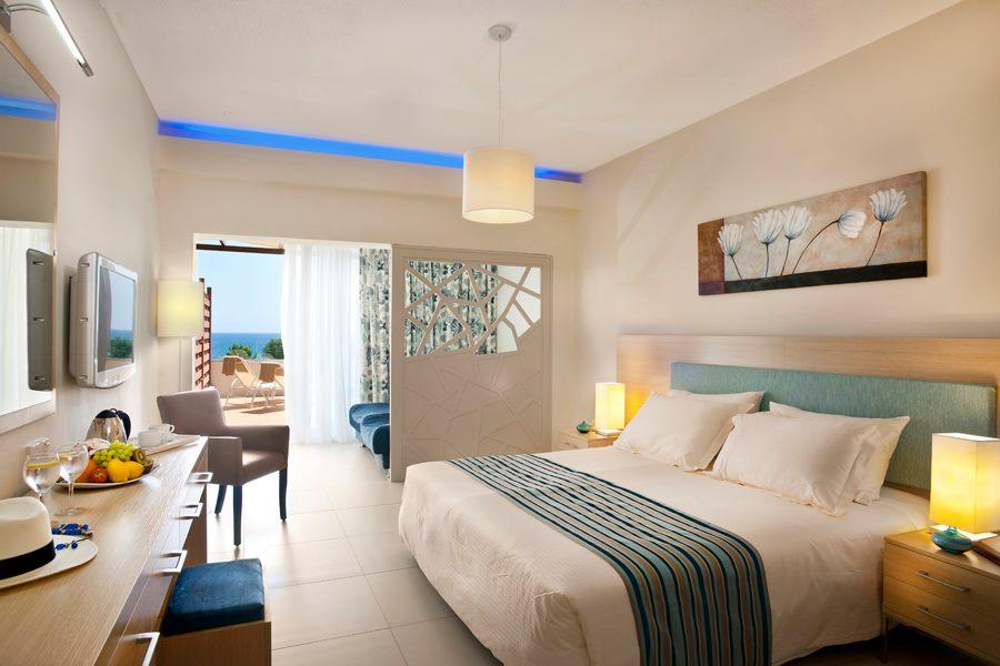 Ein modernes Hotelzimmer mit Meerblick im Pernera Beach Hotel.