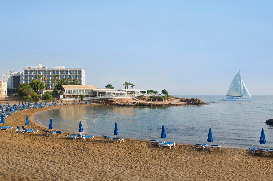 Strand des Pernera Beach Hotel mit Segelboot im Hintergrund