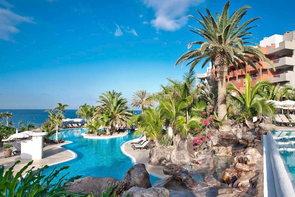Außenpool des Roca Nivaria Gran Hotel mit Blick auf das Meer und Palmen