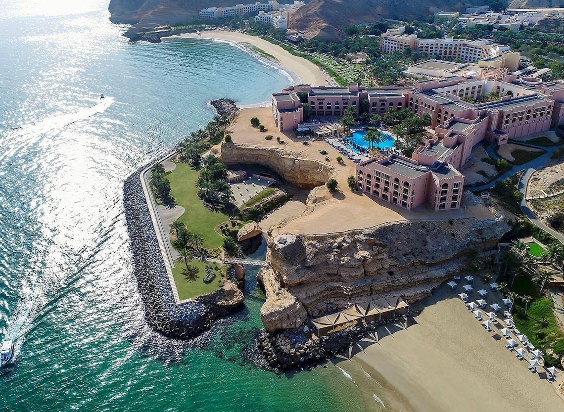 Luftaufnahme des Shangri-La Al Husn Resort & Spa mit Pool und Meerblick