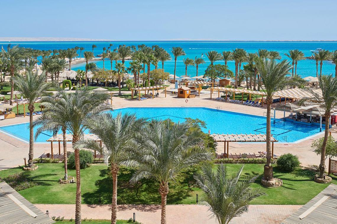 Luftaufnahme des Swimmingpools und der Anlage des Continental Hotel Hurghada mit Blick auf das Meer