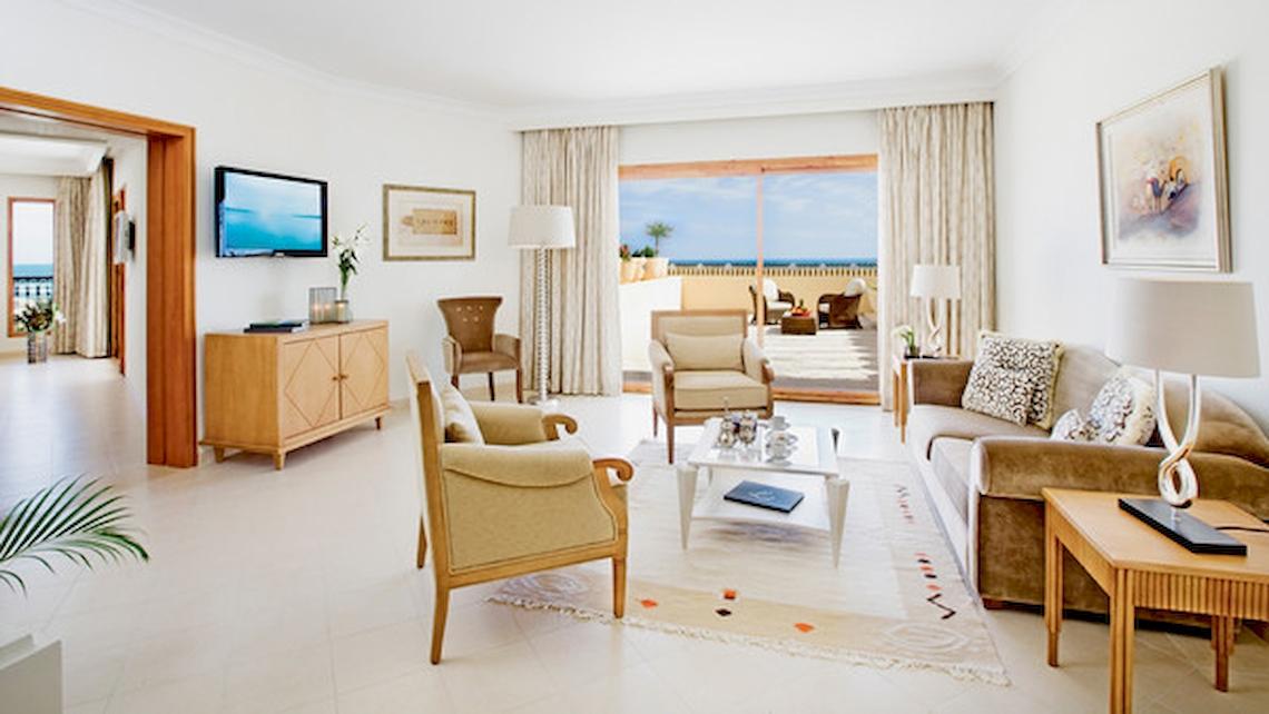 Wohnbereich im Mövenpick Resort & Marine Spa Sousse mit moderner Einrichtung und Meerblick.