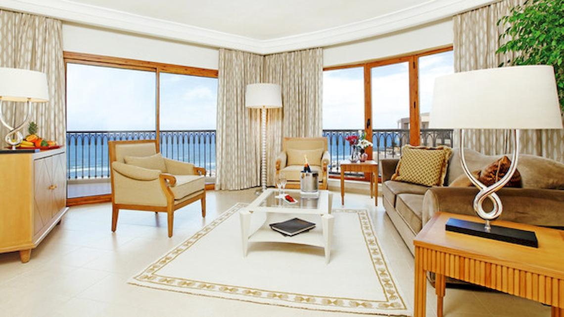 Wohnzimmer im Mövenpick Resort & Marine Spa Sousse mit Blick auf das Meer.