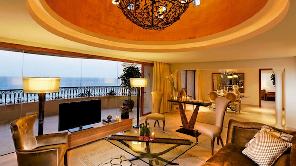 Suite im Mövenpick Resort & Marine Spa Sousse mit Meerblick, modernem Interieur und Panoramafenstern.
