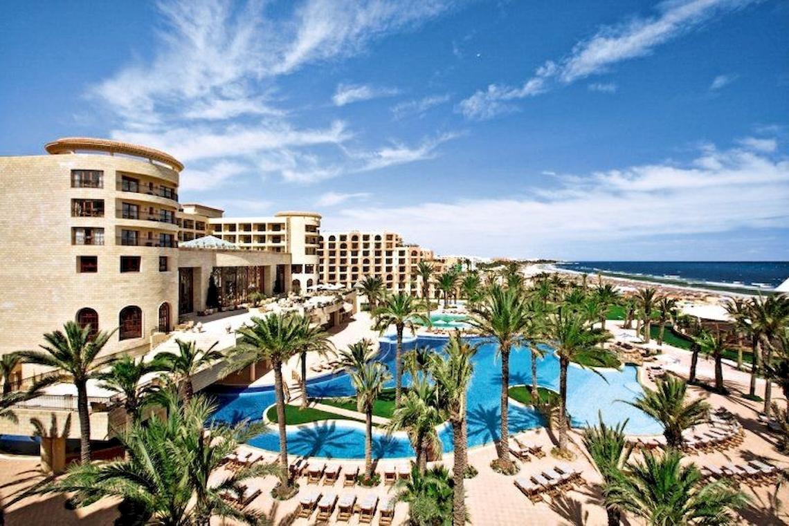 Luftaufnahme des Mövenpick Resorts & Marine Spa Sousse mit Swimmingpool und Strand