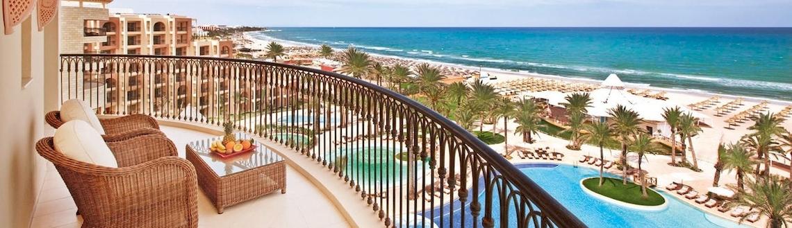 Balkonansicht des Mövenpick Resort & Marine Spa Sousse mit Blick auf das Meer und den Strand.