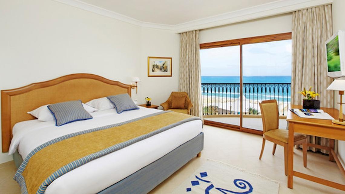Hotelzimmer im Mövenpick Resort & Marine Spa Sousse mit Blick auf das Meer.