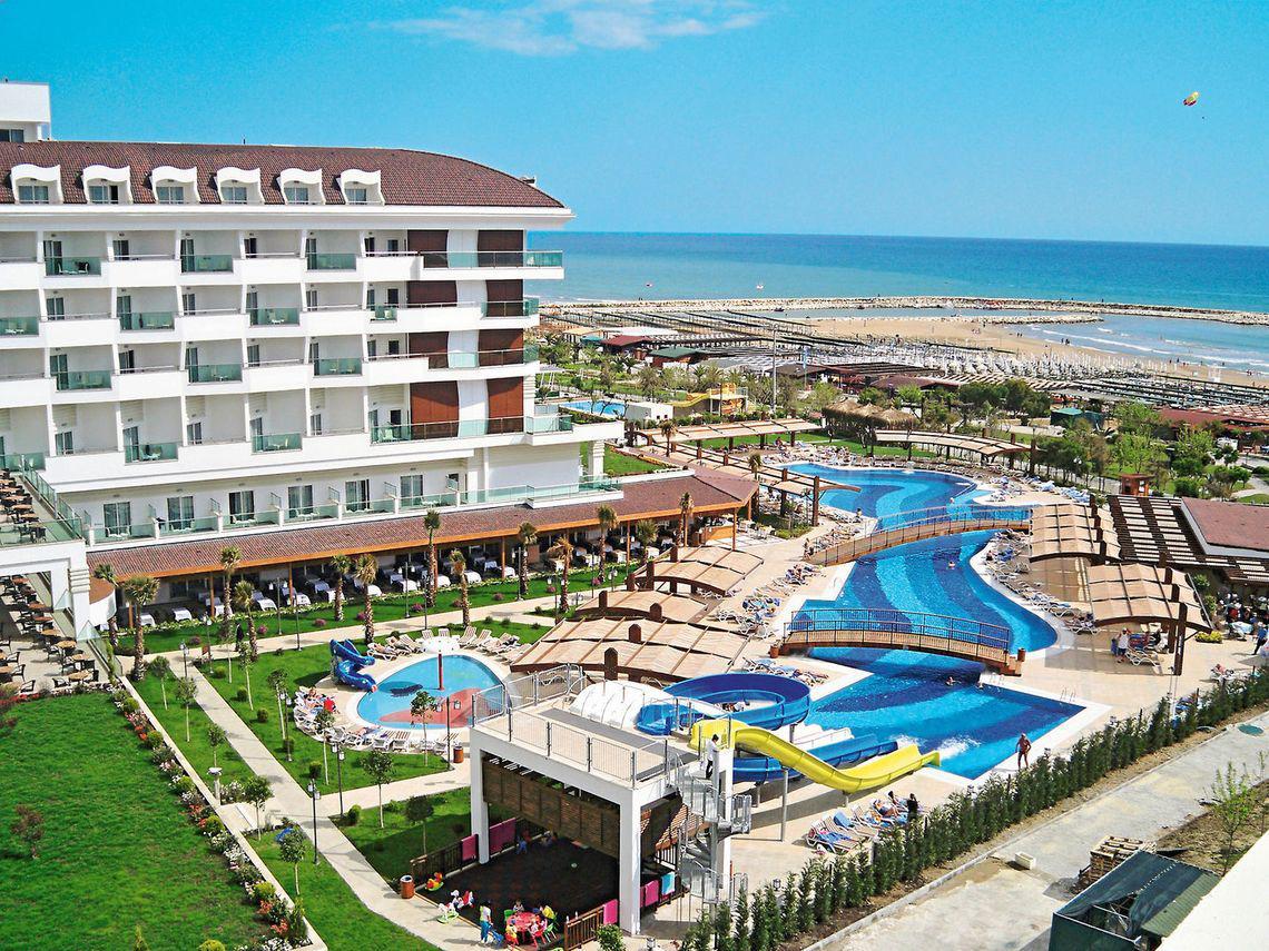 Luftaufnahme des Adalya Ocean Deluxe Hotels am Strand mit Pools und Wasserrutschen