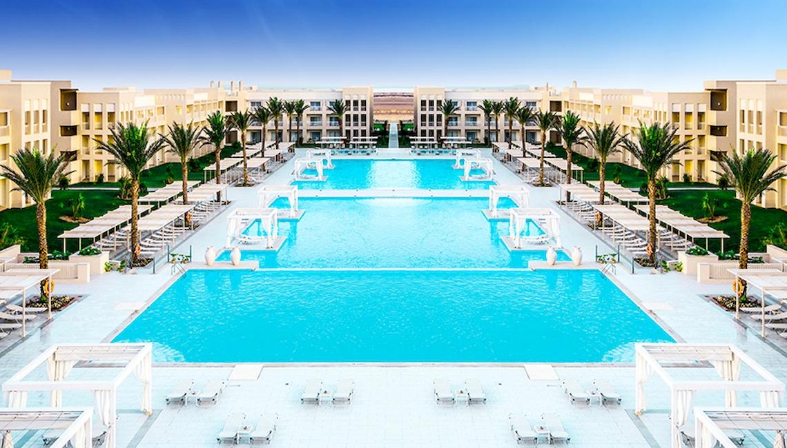 Luftaufnahme des Swimmingpools und der Liegestühle des Jaz Aquaviva Hotels