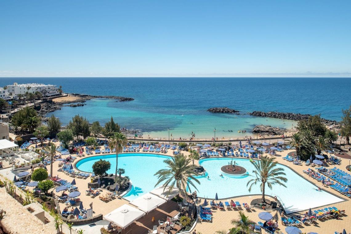 Luftaufnahme des Grand Teguise Playa Hotels mit Swimmingpool und Strand