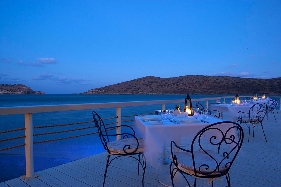 Abendessen auf der Terrasse des Domes of Elounda, Autograph Collection mit Blick auf das Meer.