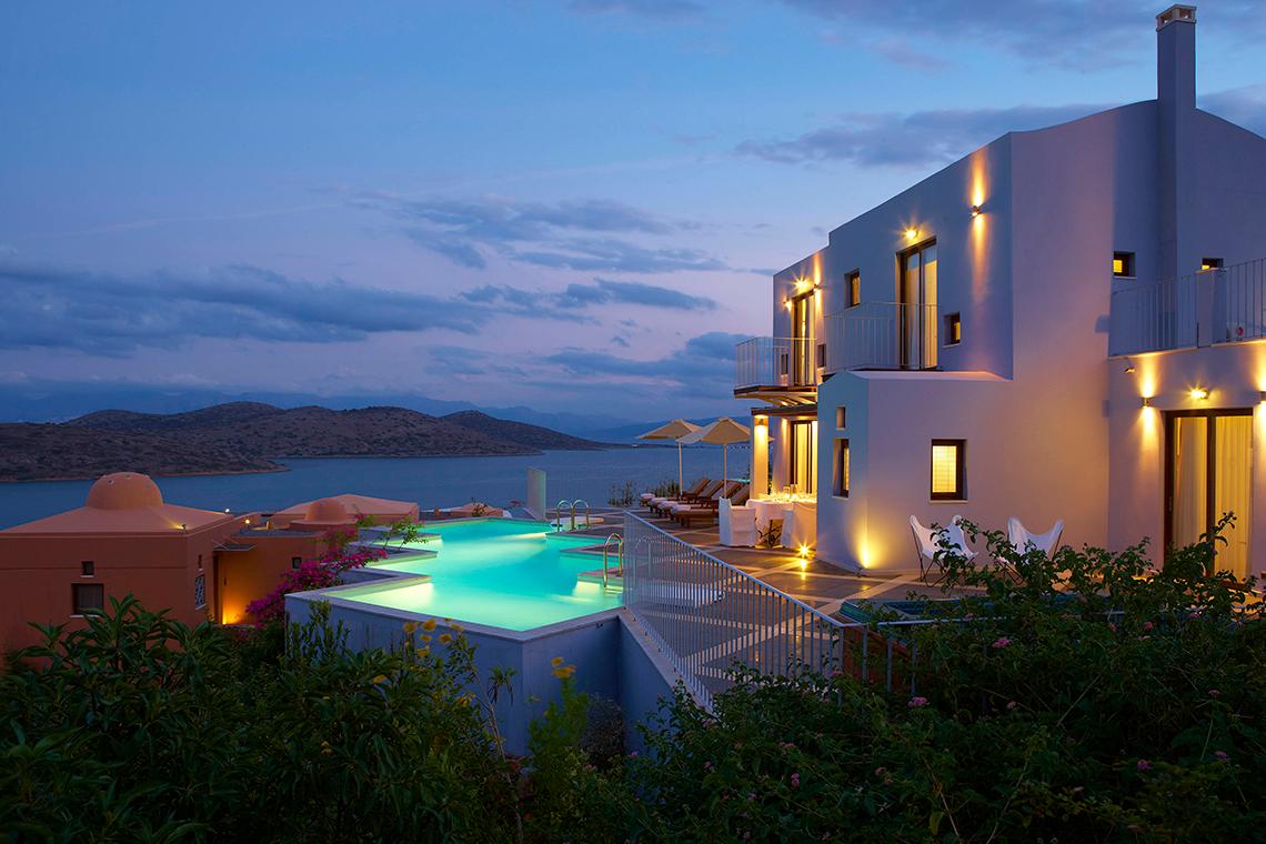 Domes of Elounda, Autograph Collection bei Nacht mit Pool und Meerblick
