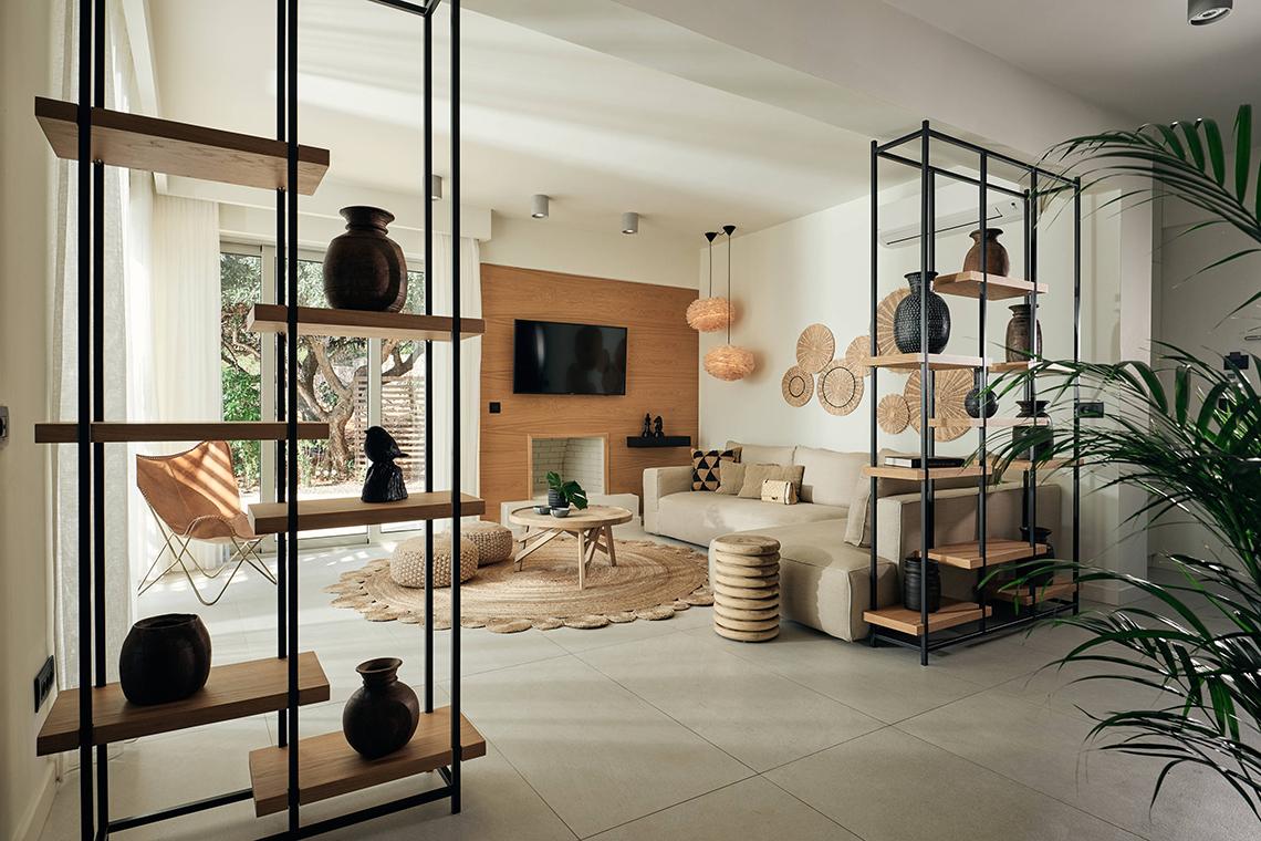 Wohnzimmer im Domes of Elounda, Autograph Collection mit Möbeln und Dekoration.