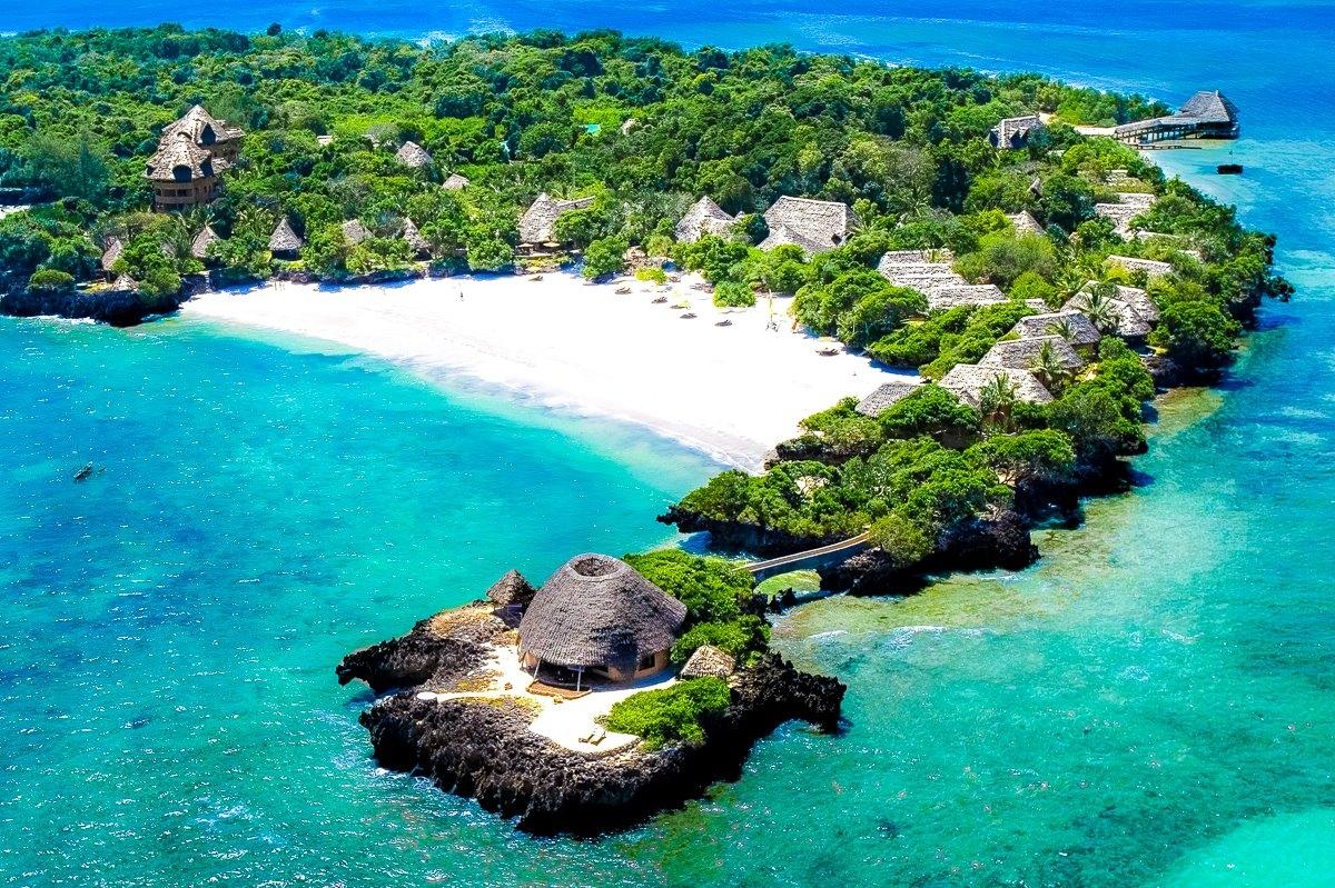 Luftaufnahme des Sands at Chale Island Resorts mit weißen Stränden und runden Hütten.