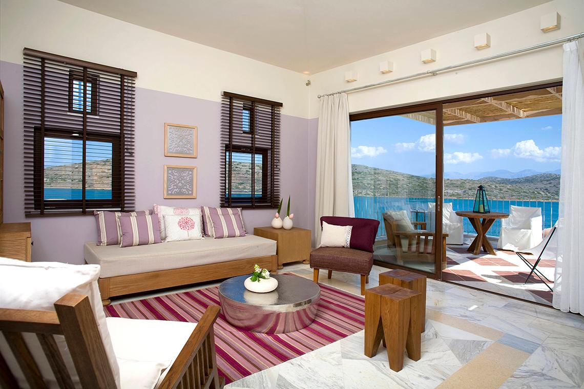 Wohnzimmer im Domes of Elounda, Autograph Collection mit Blick auf das Meer.