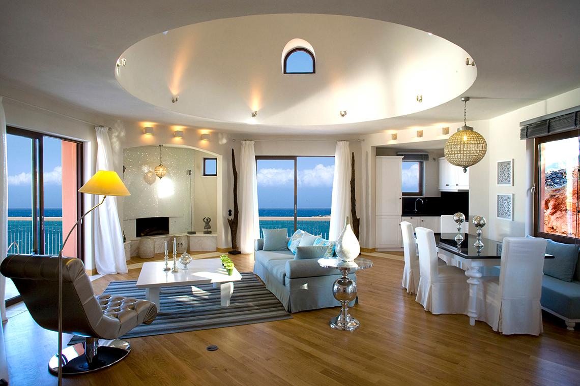 Innenbereich des Domes of Elounda, Autograph Collection mit offenem Blick auf das Meer.