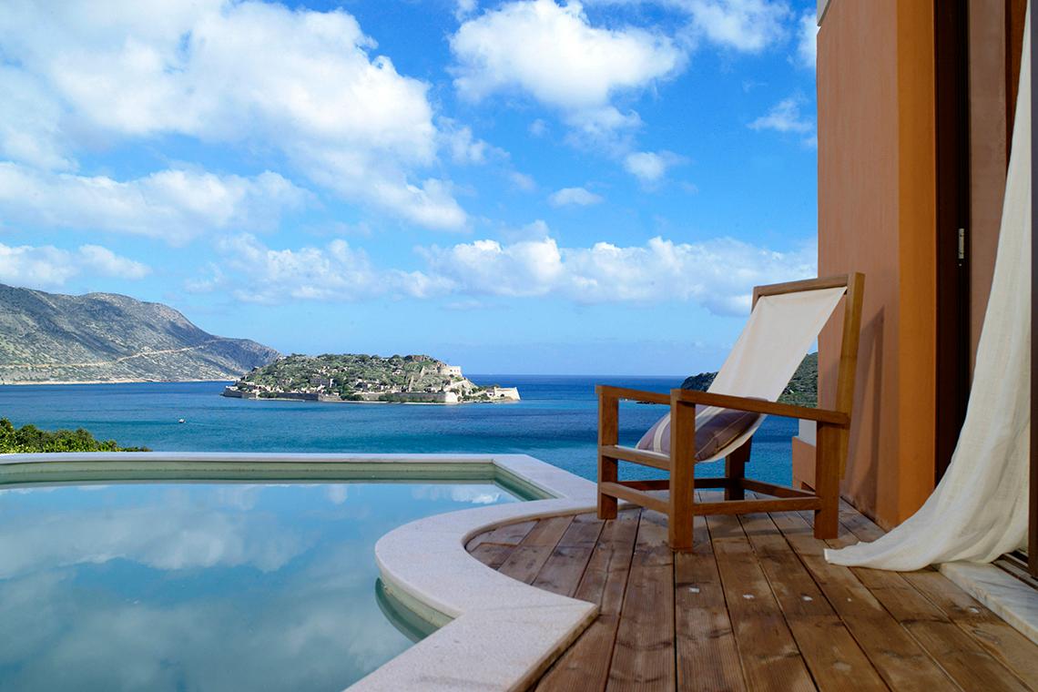 Terrasse des Domes of Elounda mit Blick auf das Meer und eine Insel