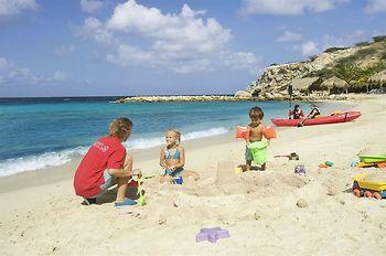 Familie am Strand des Blue Bay Curacao Golf & Beach Resorts, Kinder spielen im Sand