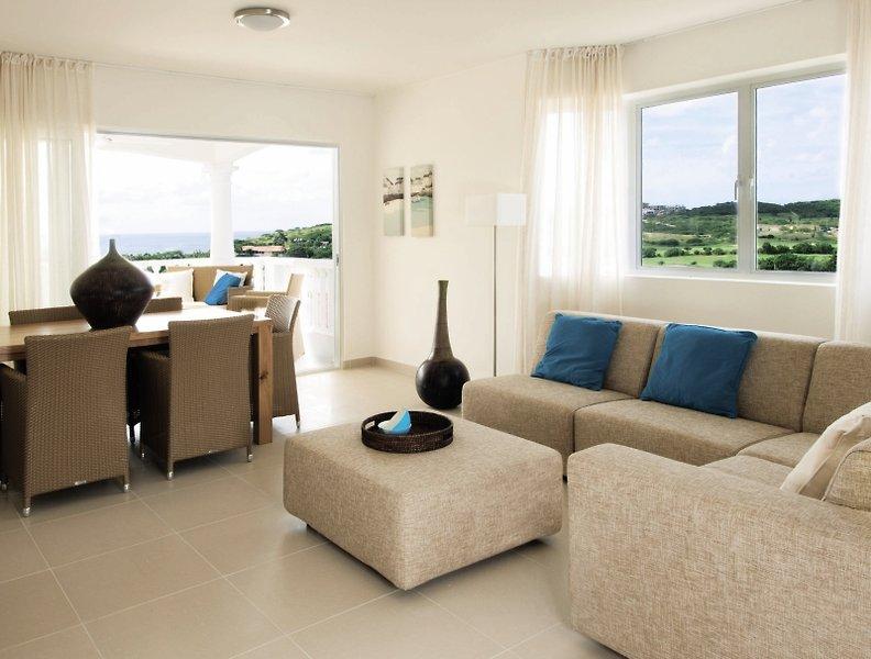 Wohnzimmer des Blue Bay Curacao Golf & Beach Resorts mit Blick auf das Meer.