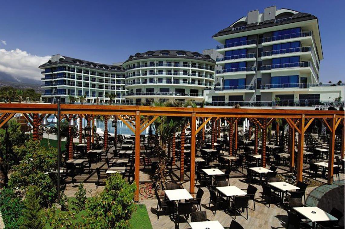Commodore Elite Suites & Spa Hotel mit Außenterrasse und vielen Tischen
