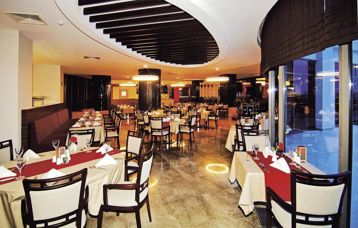 Innenansicht des Restaurants im Commodore Elite Suites & Spa Hotel.