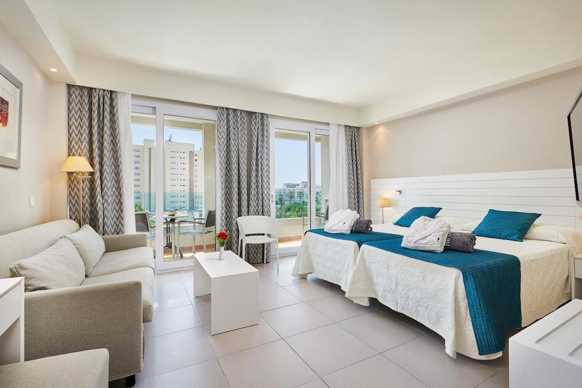 Schlafzimmer im Hipotels Said Hotel mit Blick auf den Balkon und den Außenbereich.