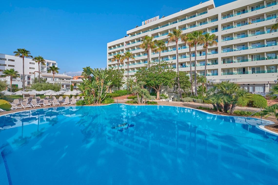 Außenbereich des Hipotels Said Hotel mit großem Swimmingpool und Liegestühlen