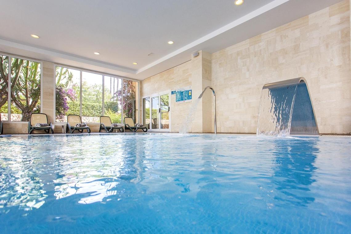 Innenpool im Hipotels Said Hotel mit Wasserfall und Sonnenliegen