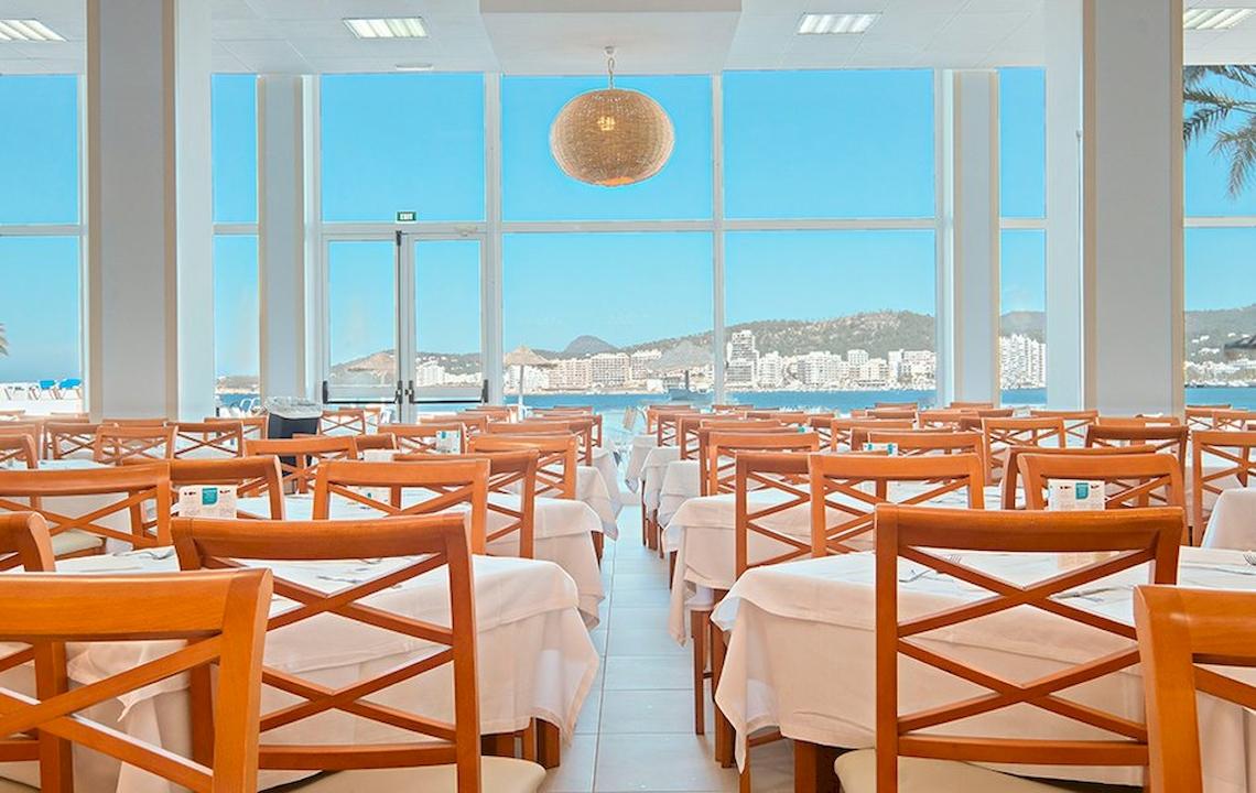 Innenansicht des Restaurants im Azuline Hotel Mar Amantis mit Blick auf die Stadt und das Meer.