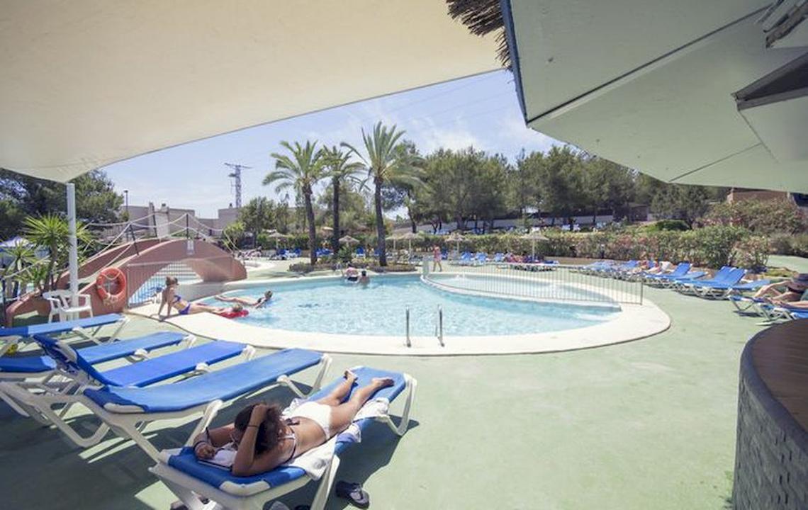 Gäste entspannen auf Liegestühlen neben dem Pool im Azuline Hotel Mar Amantis.