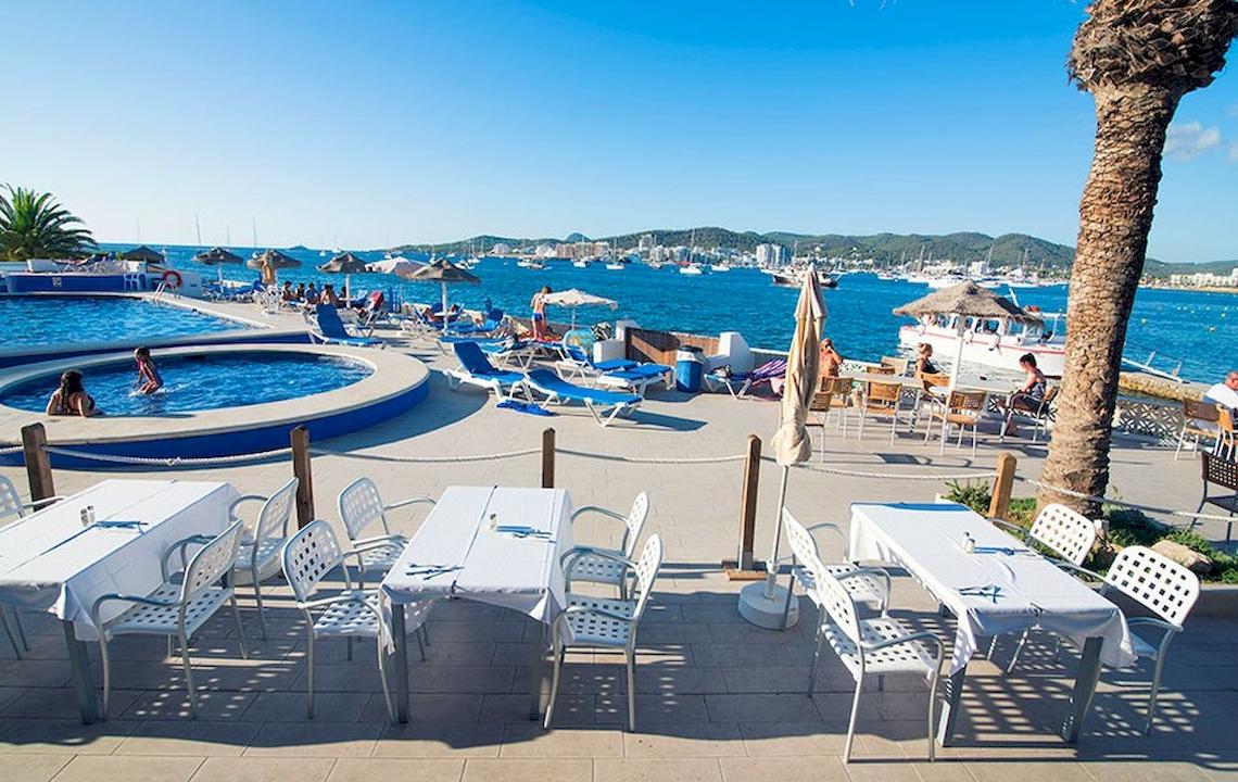 Außenbereich des Azuline Hotel Mar Amantis I & II mit Pool, Liegestühlen und Tischen.