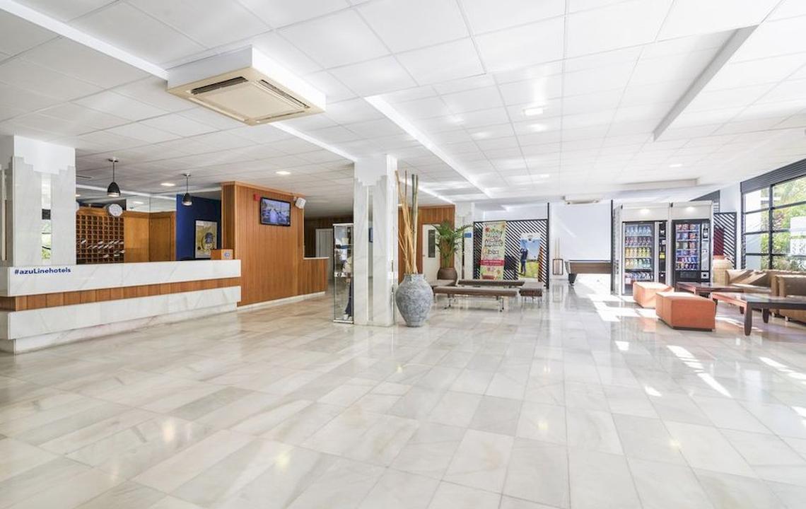 Lobby des Azuline Hotel Mar Amantis mit Rezeption, Sitzbereich und Getränkeautomaten.