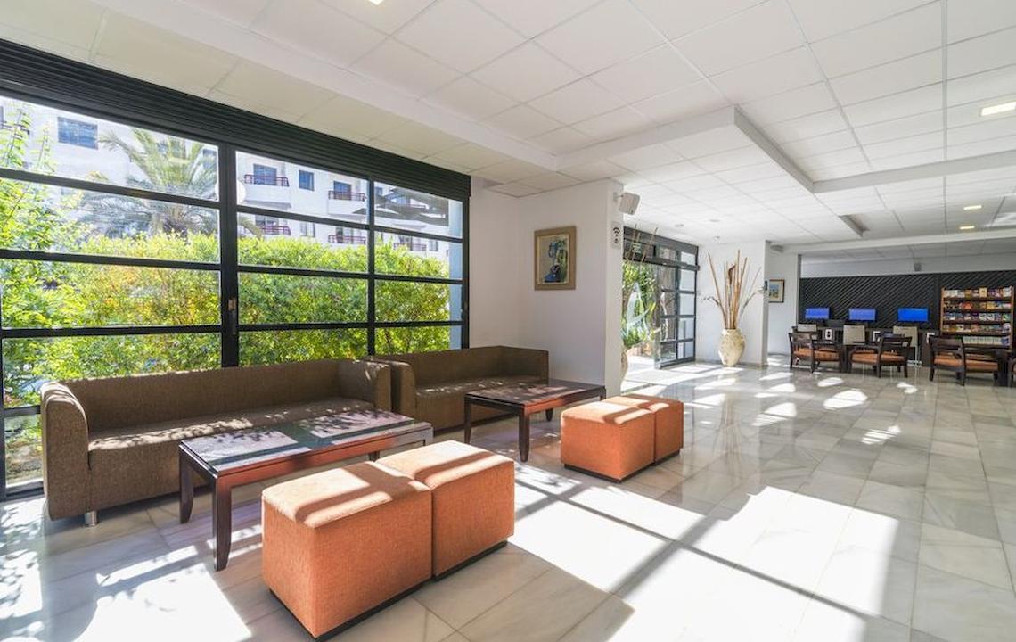 Lobbybereich des Azuline Hotel Mar Amantis I & II mit großen Fenstern und Möbeln.