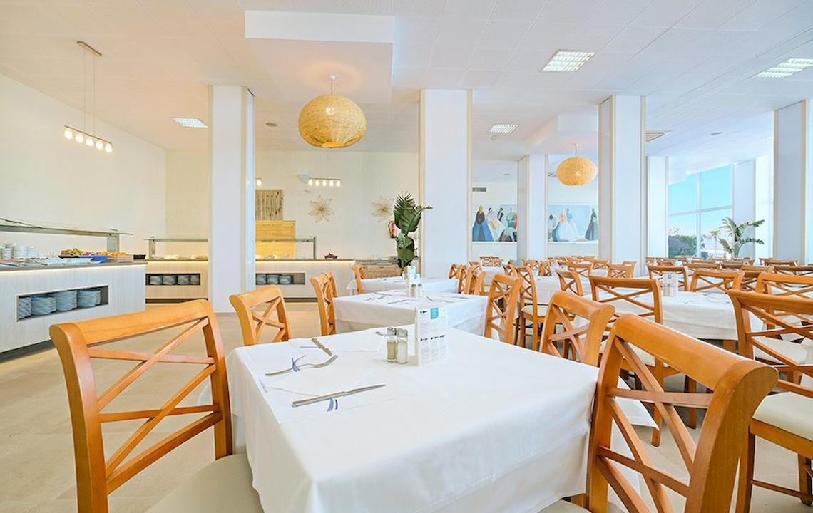 Restaurantbereich des Azuline Hotel Mar Amantis mit gedeckten Tischen und Stühlen.