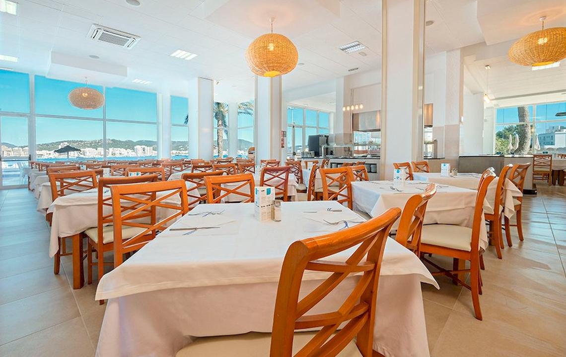 Restaurant des Azuline Hotel Mar Amantis mit Blick auf das Meer und die Stadt.