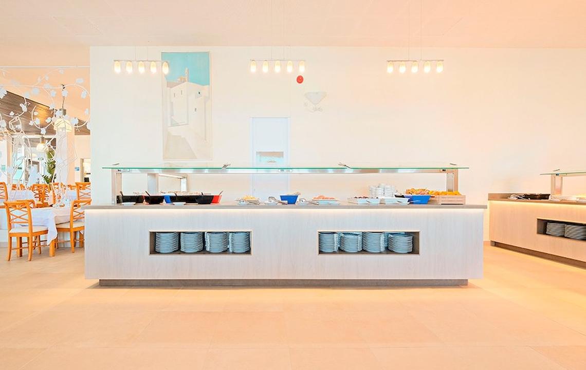 Buffetbereich im Azuline Hotel Mar Amantis mit Speisen und Geschirr auf einem großen Tisch.