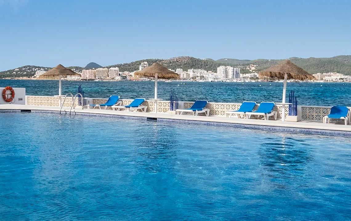 Außenpool des Azuline Hotel Mar Amantis mit Blick auf die Stadt und das Meer